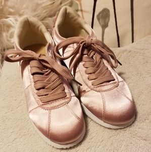 CLOSING SALE! Pink runners Just Fab size 8.5